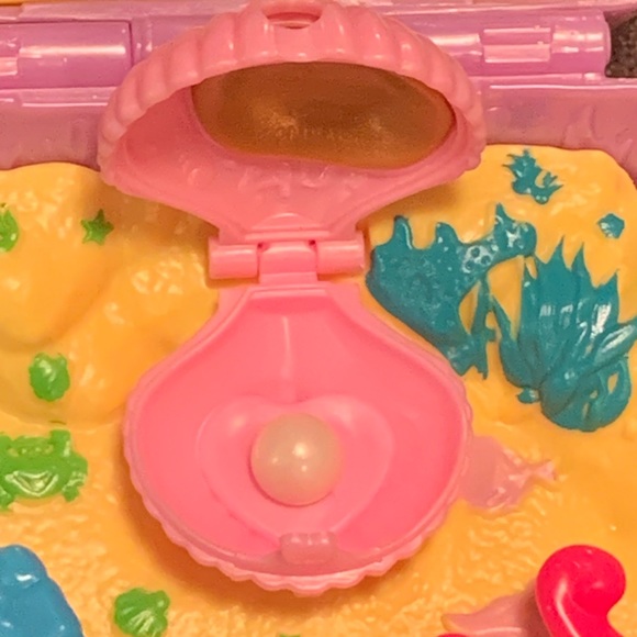 Polly Pocket Seashell Mermaid Clamshell Case and Figurines. - Picture 3 of 14
